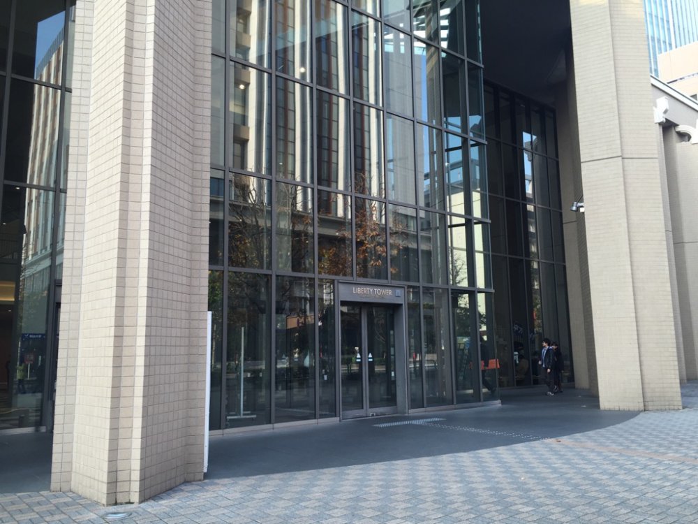 リバティータワー正面入口