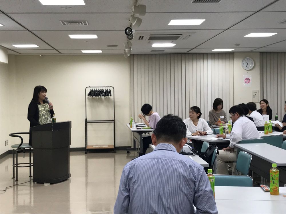 横から