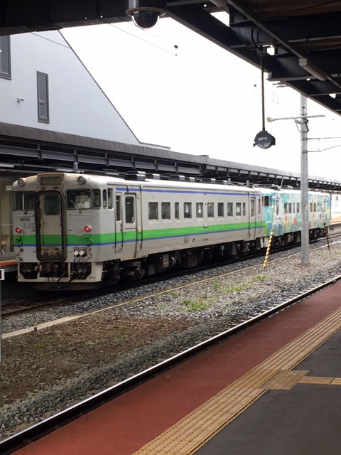 電車　新函館北斗駅