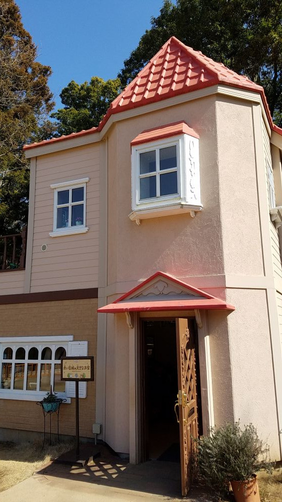 赤い屋根の大きい家