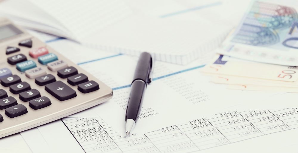 office-with-documents-and-money-accounts縮小