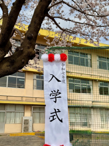 外の看板と桜①変更