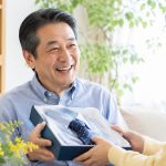 父の日、みんな何を贈ってる?プレゼントの定番と予算を調査【1000人アンケート】